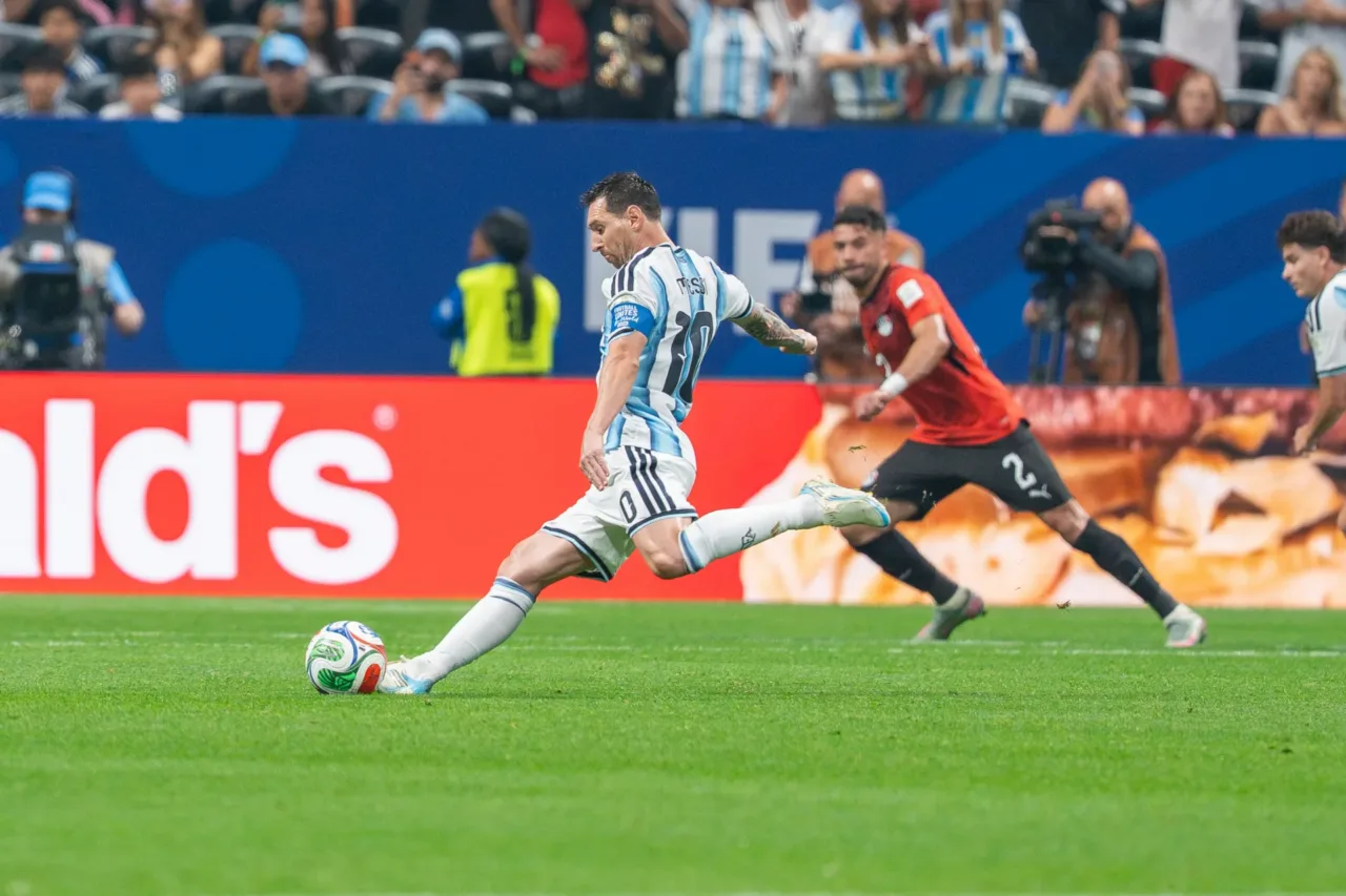Lionel Messi con Argentina conduce el balón ante un jugador de Egipto