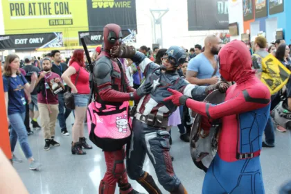 Aficionados disfrazados de Spider-Man, Deadpool y Capitán América en NYCC