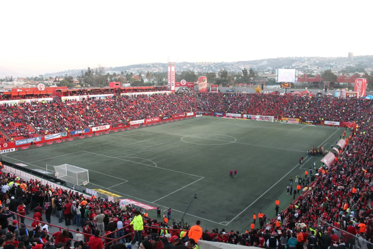 Cancha y tribunas del Estadio Caliente de Tijuana