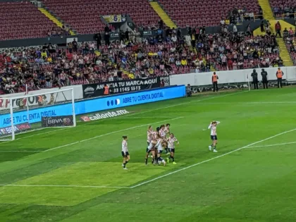 Jugadoras de Chivas Femenil celebran un gol en el Estadio Jalisco