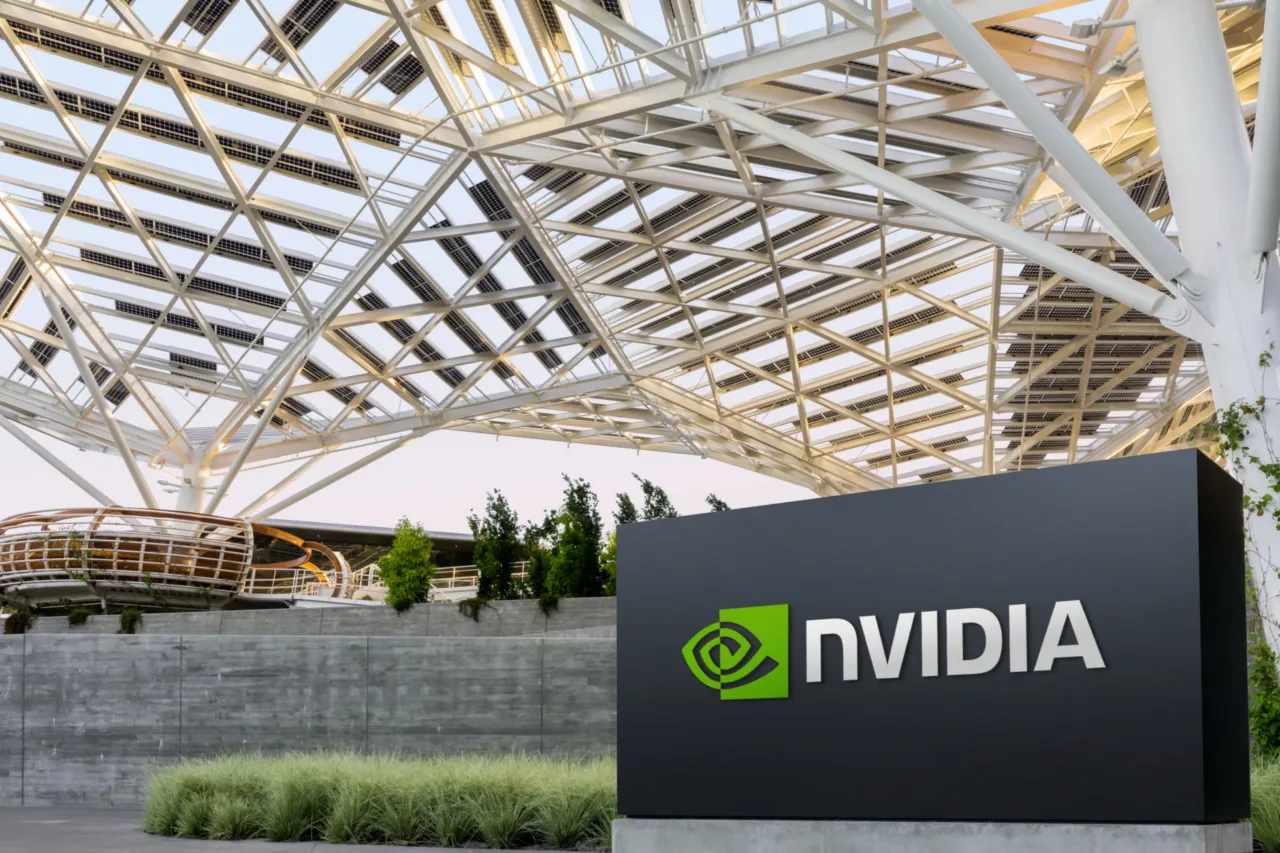 Edificio y letrero de NVIDIA bajo una estructura de cubierta