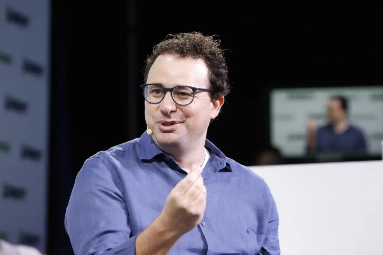 Dario Amodei habla durante TechCrunch Disrupt 2023