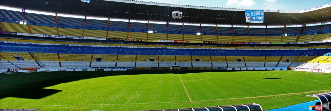 Vista panorámica del césped y las tribunas del Estadio Jalisco