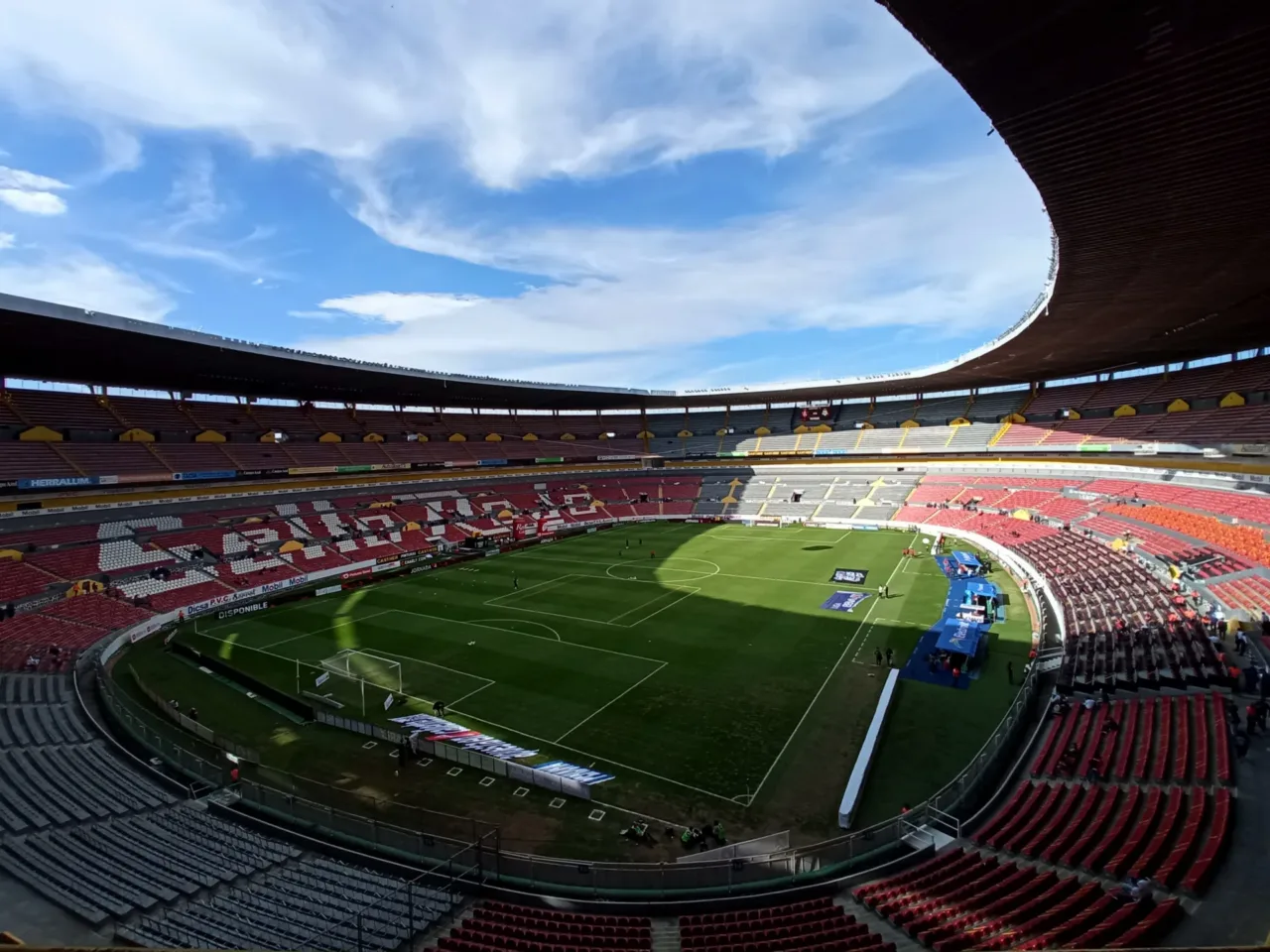 Tribunas y cancha del Estadio Jalisco vistas desde una cabecera