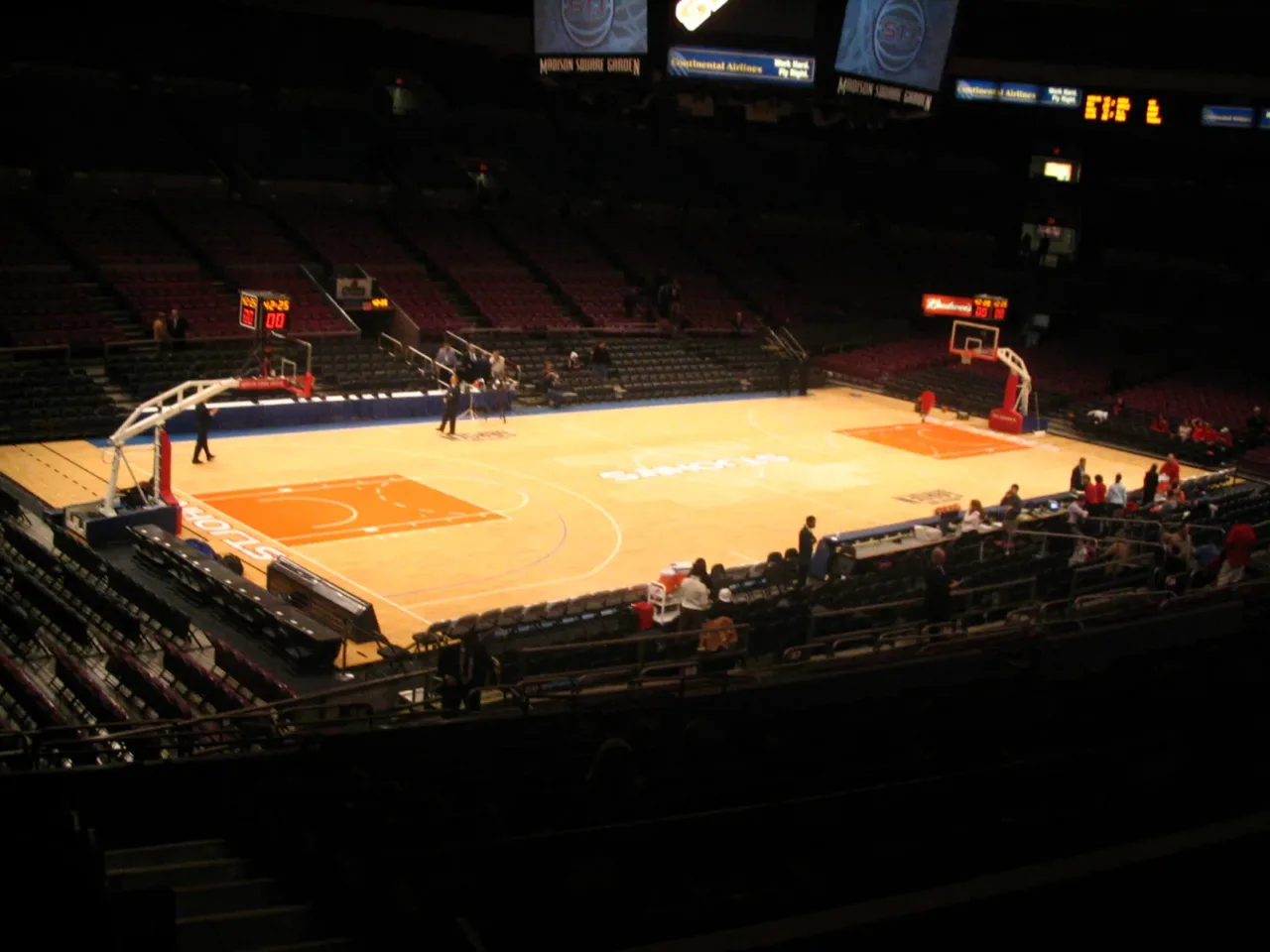 Cancha de básquetbol iluminada en el Madison Square Garden