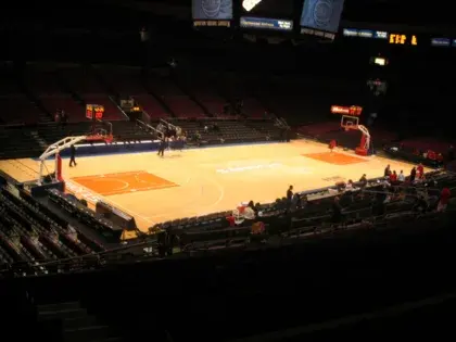Cancha de básquetbol iluminada en el Madison Square Garden