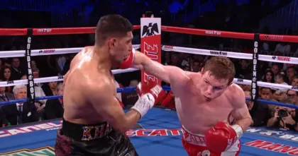 Canelo Álvarez lanza un golpe con guantes rojos durante un combate de archivo
