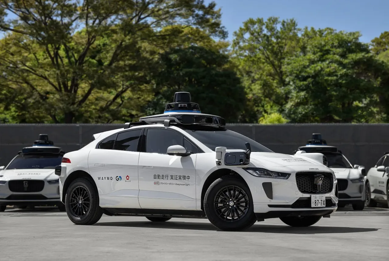 Automóvil blanco de Waymo con sensores en una calle de Tokio