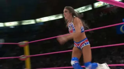 Britt Baker en el ring de la Arena México en su debut