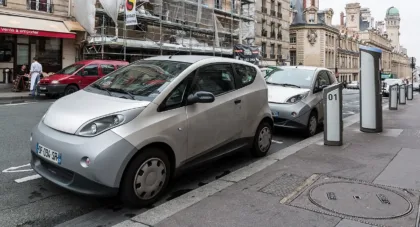 Autos eléctricos conectados a estaciones de carga en París