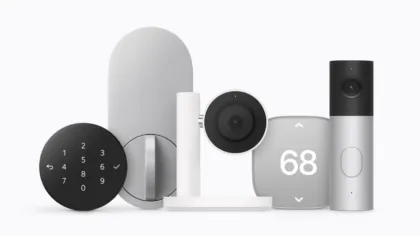 Imagen que muestra algunos accesorios Apple Home Collection, como el teclado para timbre y el mecanismo de bloqueo interior de la cerradura Smart Deadbolt Lock de LG Electronics, la Indoor Cam y el Video Doorbell de LG, junto con el Smart Thermostat de Schneider Electric.