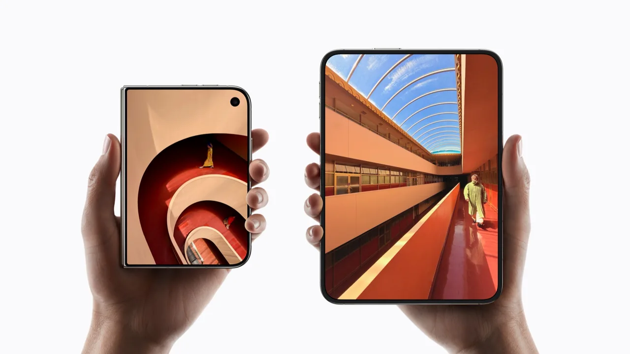 Dos manos sostienen dos dispositivos iPhone Duo: uno plegado y otro abierto.