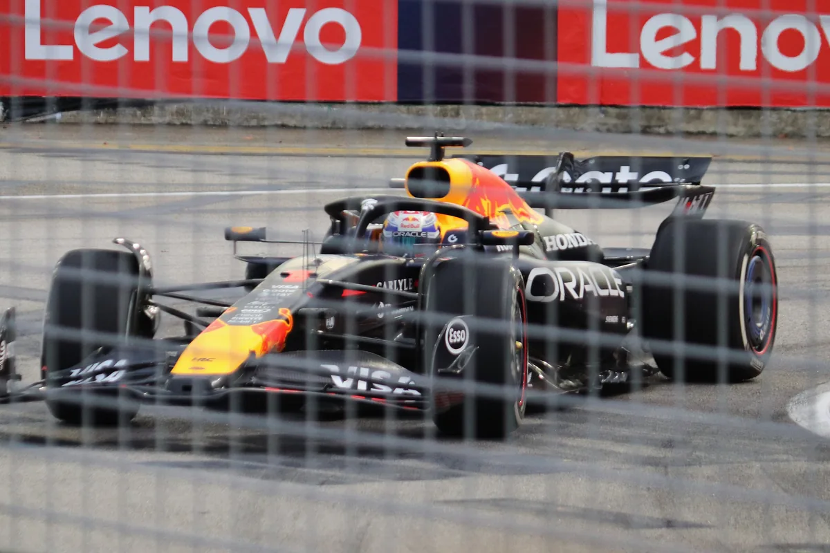 Max Verstappen al volante de Red Bull en el circuito de Singapur