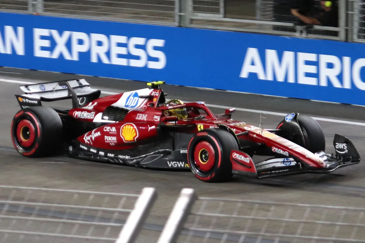 Lewis Hamilton al volante de Ferrari en Singapur