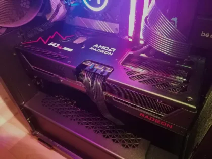 Sapphire Pulse Radeon RX 9070 XT instalada en un gabinete de PC