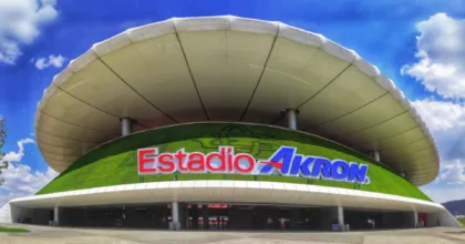 Fachada del Estadio Akron en una fotografía de archivo de 2021
