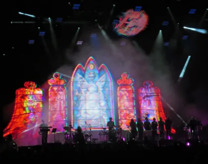 Escenario de Gorillaz iluminado durante su concierto en Chicago en 2017