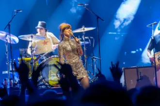 Hayley Williams cantando con Paramore en un escenario de Londres en 2023