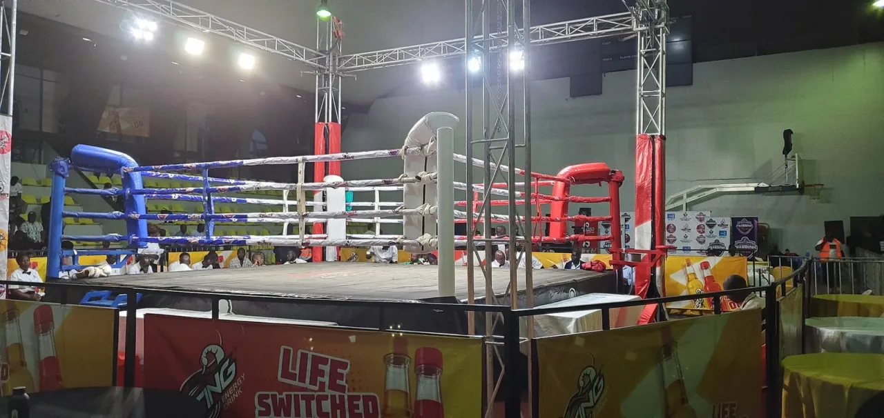 Ring de boxeo iluminado en un recinto deportivo