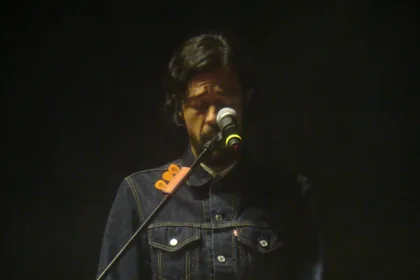 Meme del Real sings into a microphone onstage
