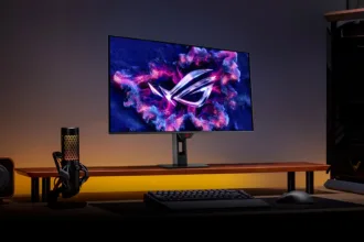 Monitor ASUS ROG Strix OLED XG32UQDS en un escritorio