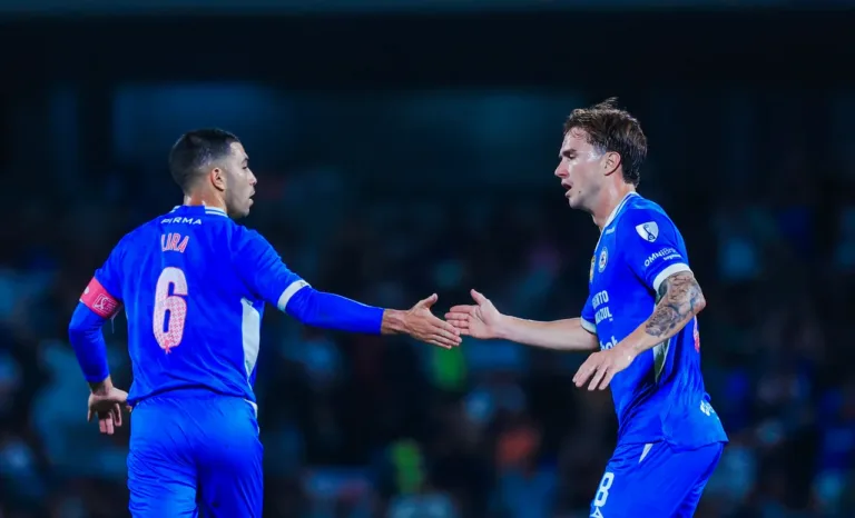 Jugadores de Cruz Azul en la crónica del encuentro ante Pumas