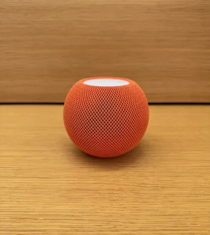 HomePod mini sobre una superficie de madera, fotografía de archivo