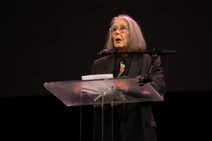 Anne Carson durante una lectura en los National Book Awards de 2024