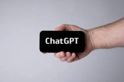 Una persona sostiene un teléfono con el nombre ChatGPT en pantalla, imagen de archivo