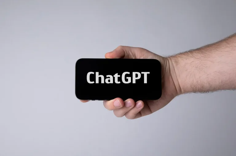 Una persona sostiene un teléfono con el nombre ChatGPT en pantalla, imagen de archivo
