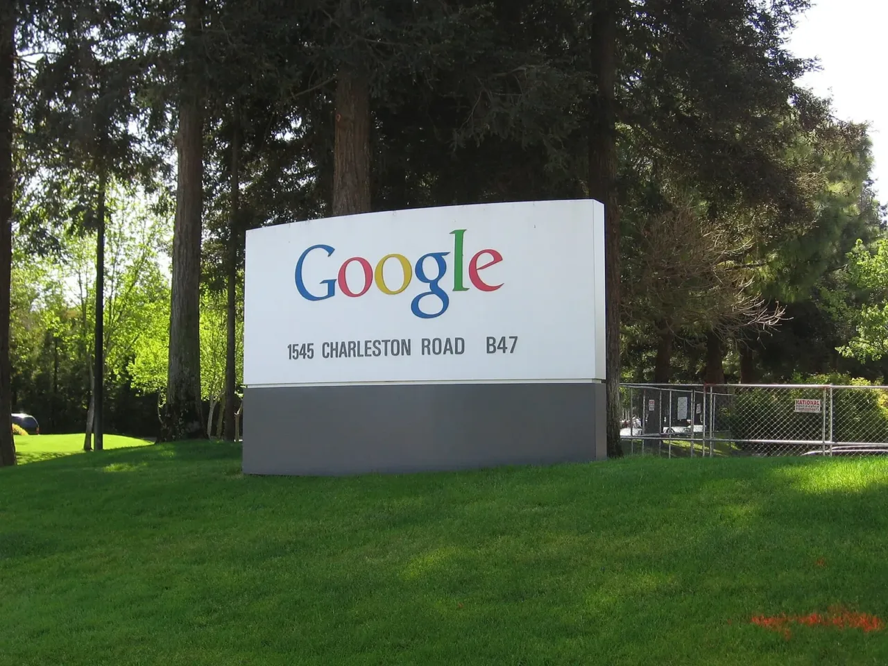 Letrero de entrada al campus de Google en Mountain View