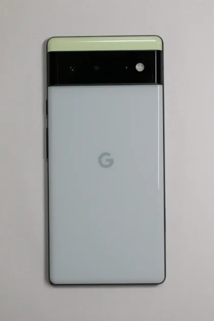 Parte posterior de un Google Pixel 6 de color verde