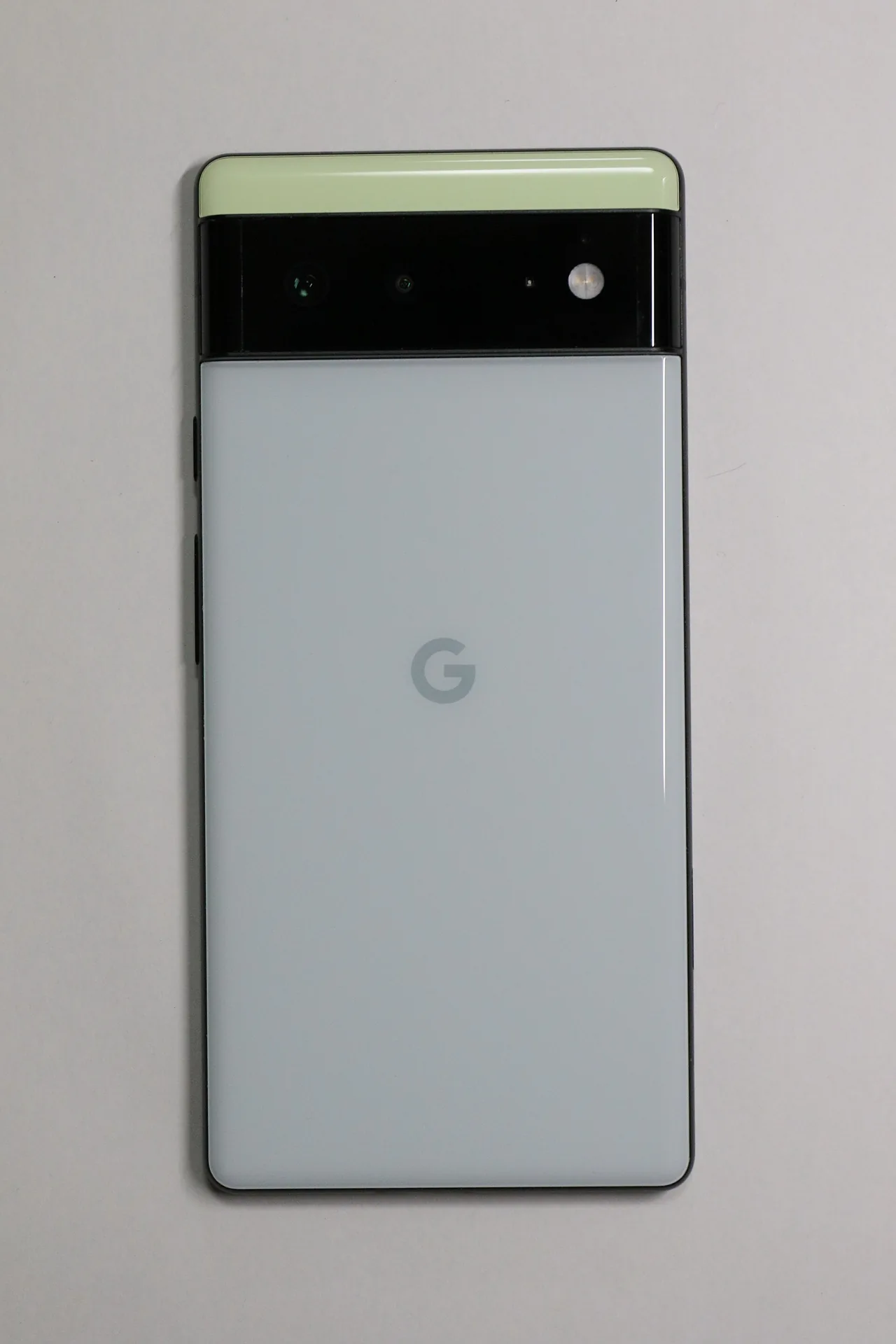 Parte posterior de un Google Pixel 6 de color verde