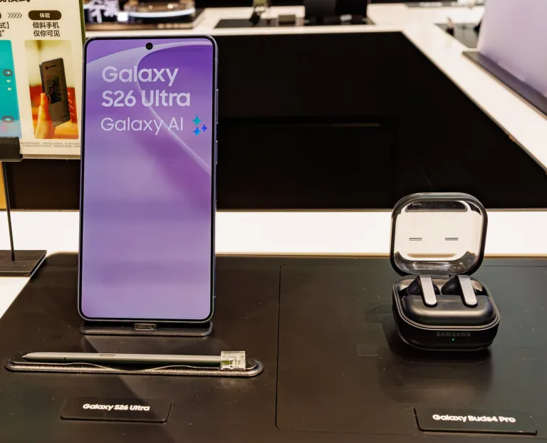 Samsung Galaxy S26 Ultra junto a sus accesorios