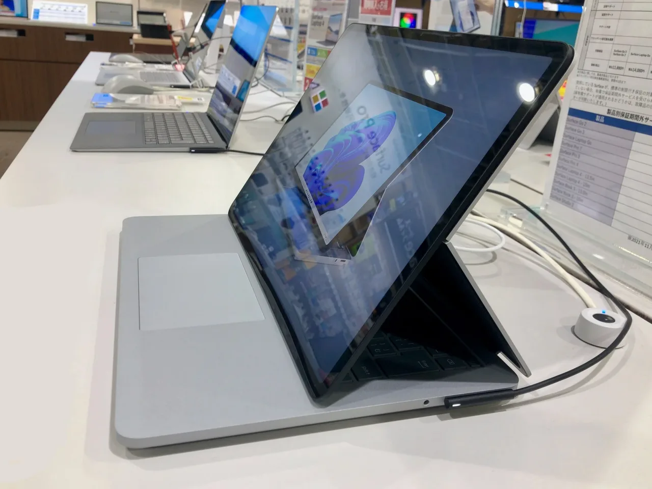 Microsoft Surface Laptop Studio abierta, fotografía de archivo
