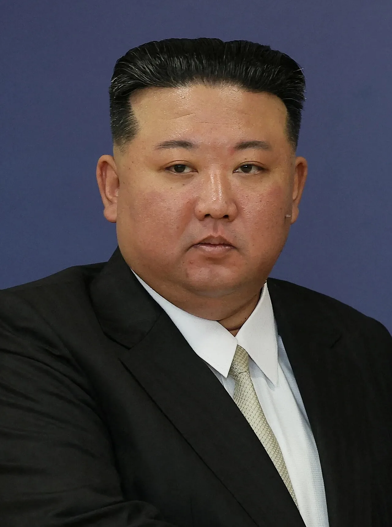 Foto de archivo del 15 de septiembre de 2023: Kim Jong Un, con traje oscuro y corbata clara, posa ante un fondo azul.