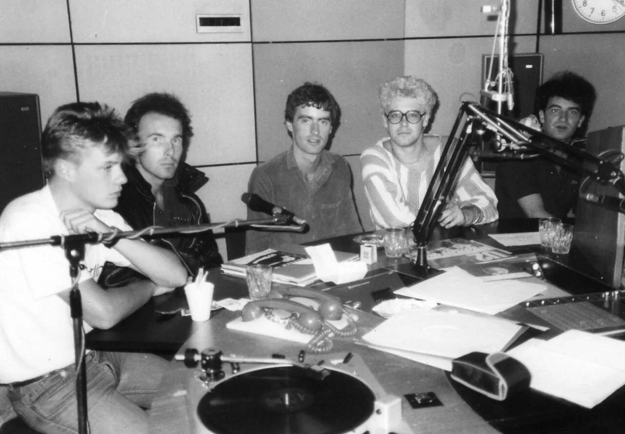 Foto de archivo del 27 de febrero de 1982: los integrantes de U2 y el locutor Dave Fanning en un estudio de radio.