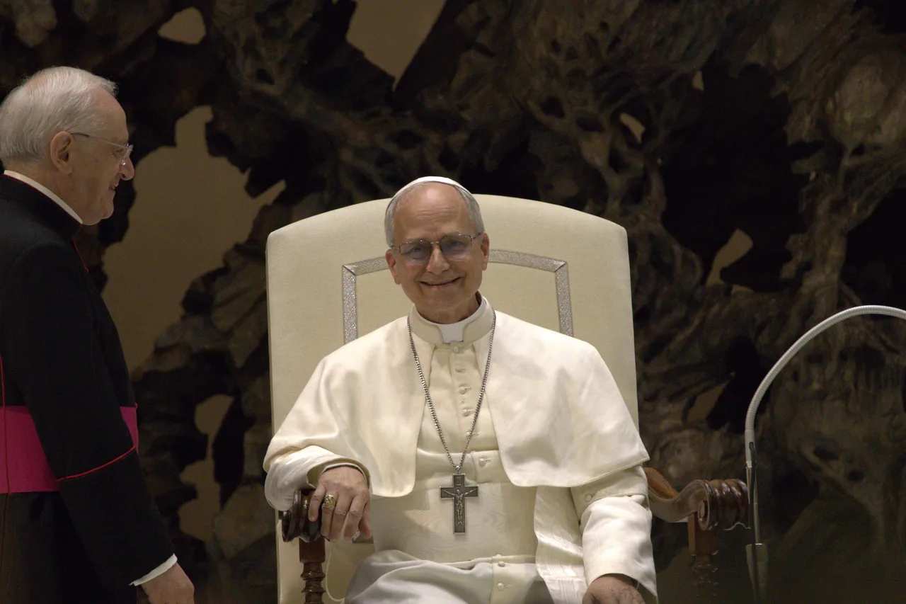 Foto de archivo del papa León XIV sentado en una silla blanca durante una audiencia con los medios, el 12 de mayo de 2025; a la izquierda aparece otro clérigo.