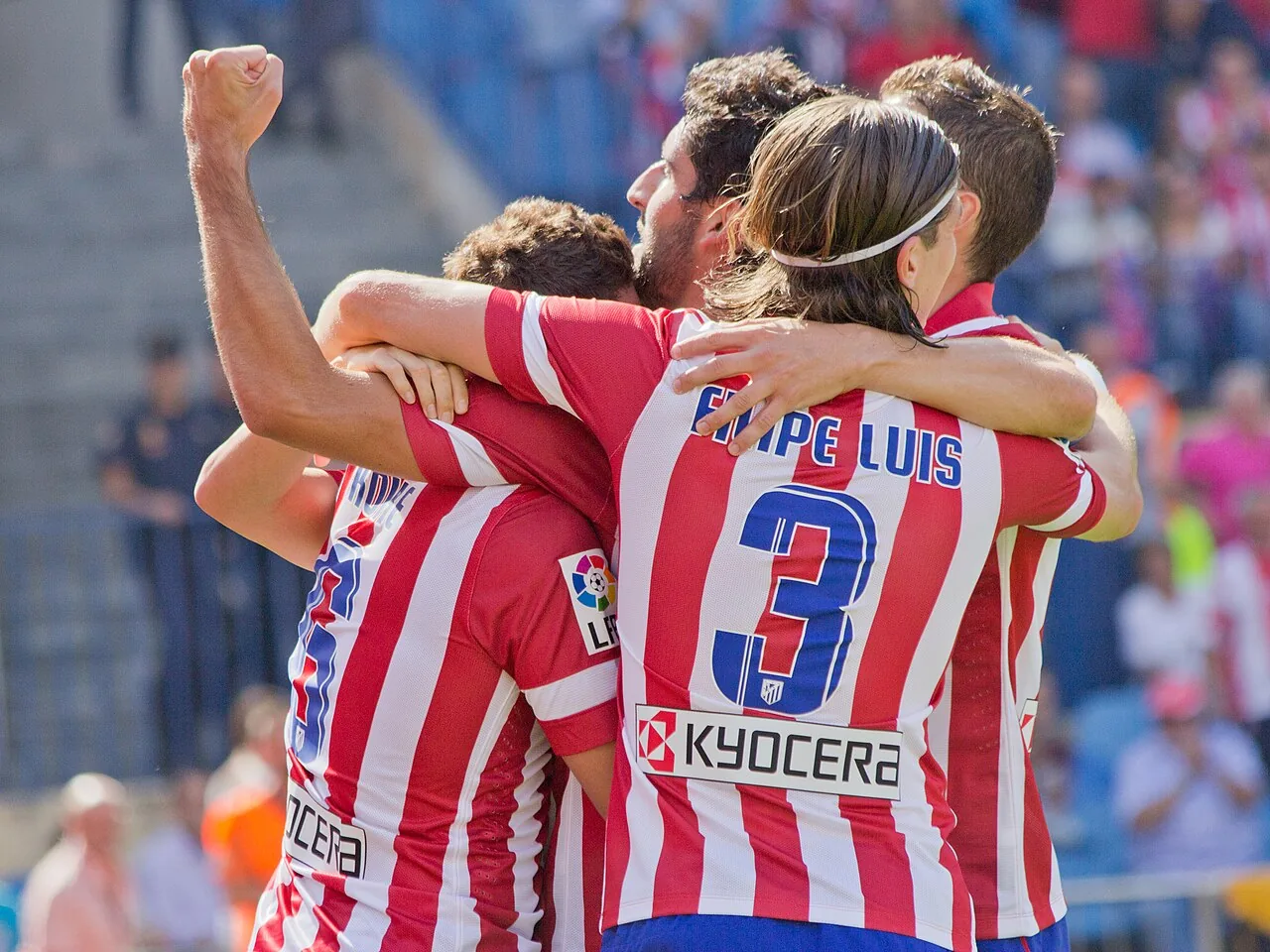 Foto de archivo del 14 de septiembre de 2013: jugadores del Atlético de Madrid, con su uniforme rojiblanco, se abrazan para celebrar un gol.