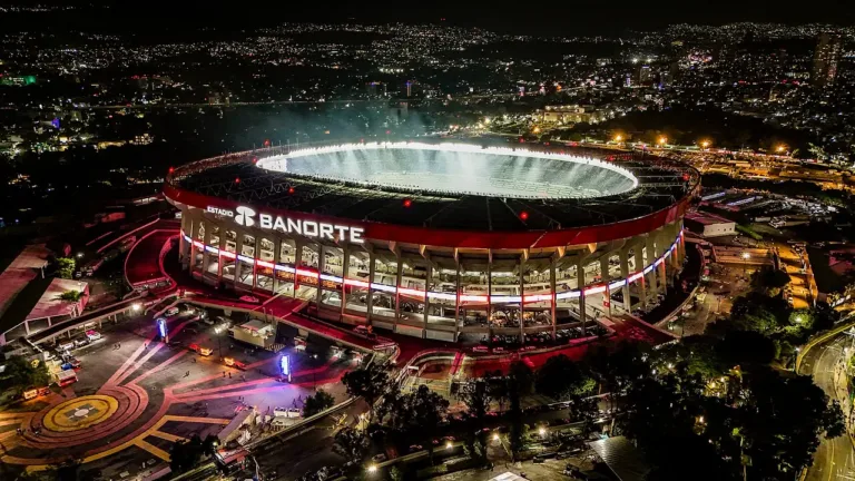 Foto de archivo, tomada el 13 de mayo de 2026: vista aérea nocturna del Estadio Banorte (Estadio Azteca), con el estadio iluminado y la ciudad alrededor.