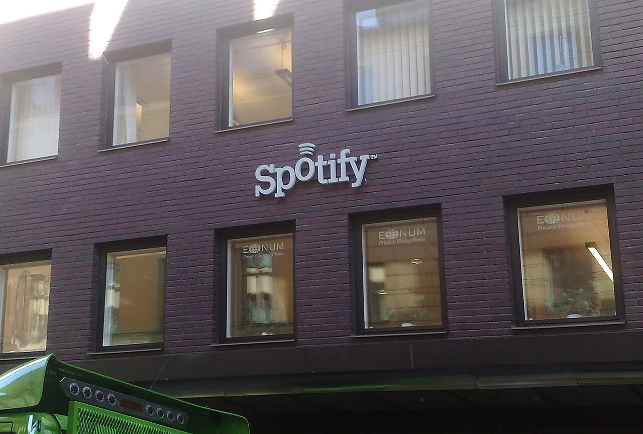 Foto de archivo del 13 de septiembre de 2007: fachada de un edificio con el logotipo de Spotify.