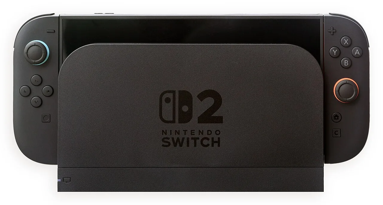 Foto de archivo del 6 de junio de 2025: una consola Nintendo Switch 2 acoplada a su base, sobre fondo blanco.