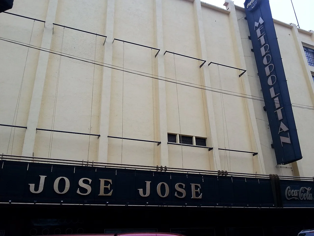 Foto de archivo del exterior del Teatro Metropólitan, con el letrero vertical del recinto visible; 15 de marzo de 2015.