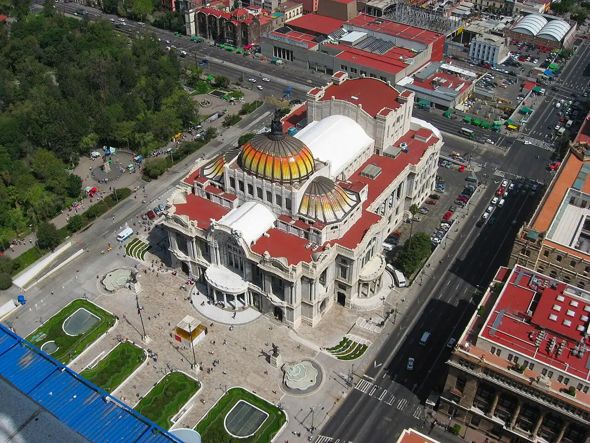 Foto de archivo del Palacio de Bellas Artes visto desde lo alto de la Torre Latinoamericana, en Ciudad de México, el 15 de septiembre de 2006.