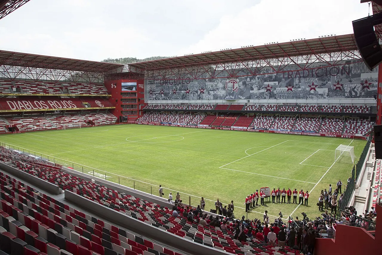 Foto de archivo del 1 de febrero de 2012 del Estadio Nemesio Díez, con el campo de juego y las gradas rojas y blancas visibles.