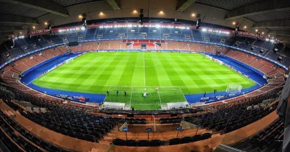 Foto de archivo del interior del estadio Parc des Princes, con el campo de fútbol y las gradas vacías; tomada el 7 de enero de 2010.