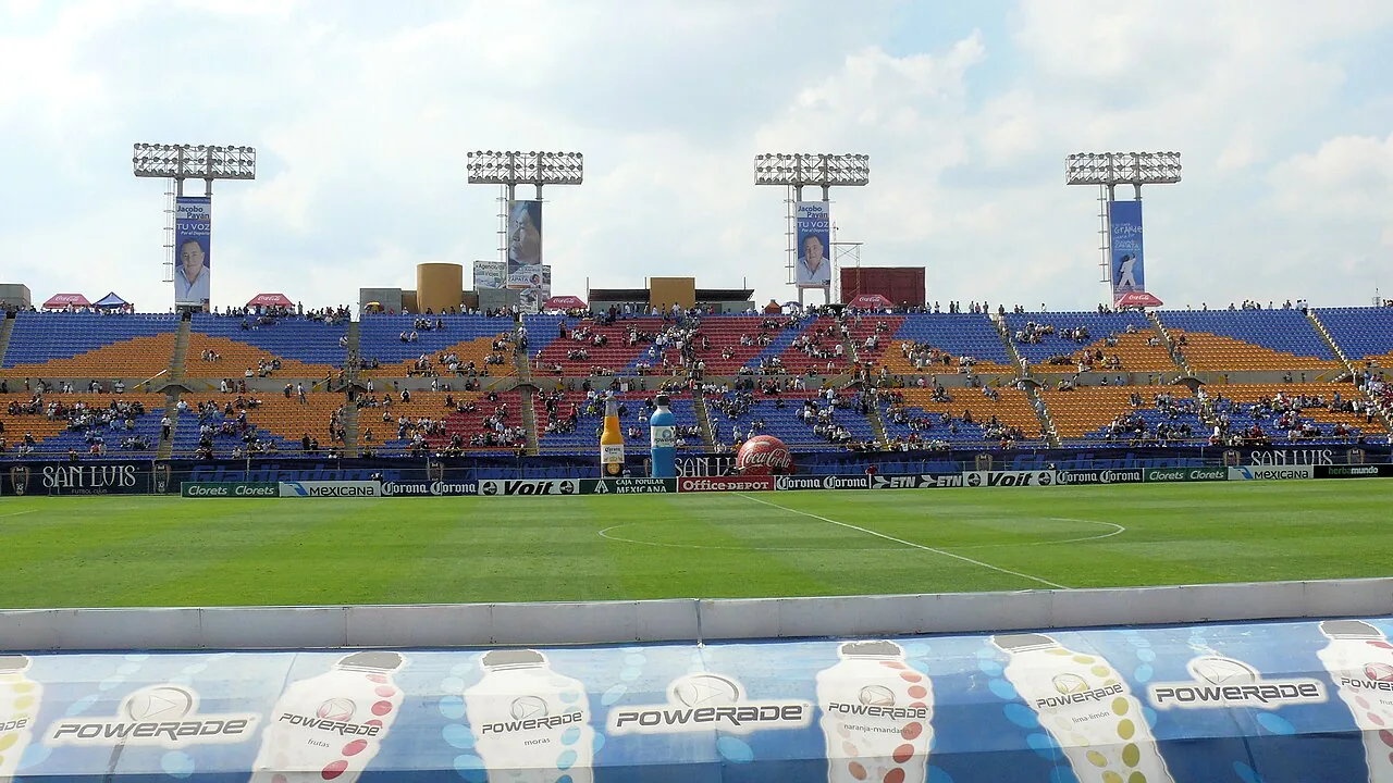 Foto de archivo del 11 de octubre de 2009 del estadio Alfonso Lastras, actualmente conocido como Estadio Libertad Financiera, con la cancha y las tribunas visibles.