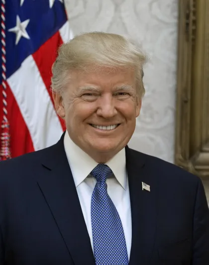 Foto de archivo de Donald Trump posando para su retrato oficial en la Casa Blanca, en Washington, el 6 de octubre de 2017. Aparece con traje y corbata, con una bandera de Estados Unidos al fondo.