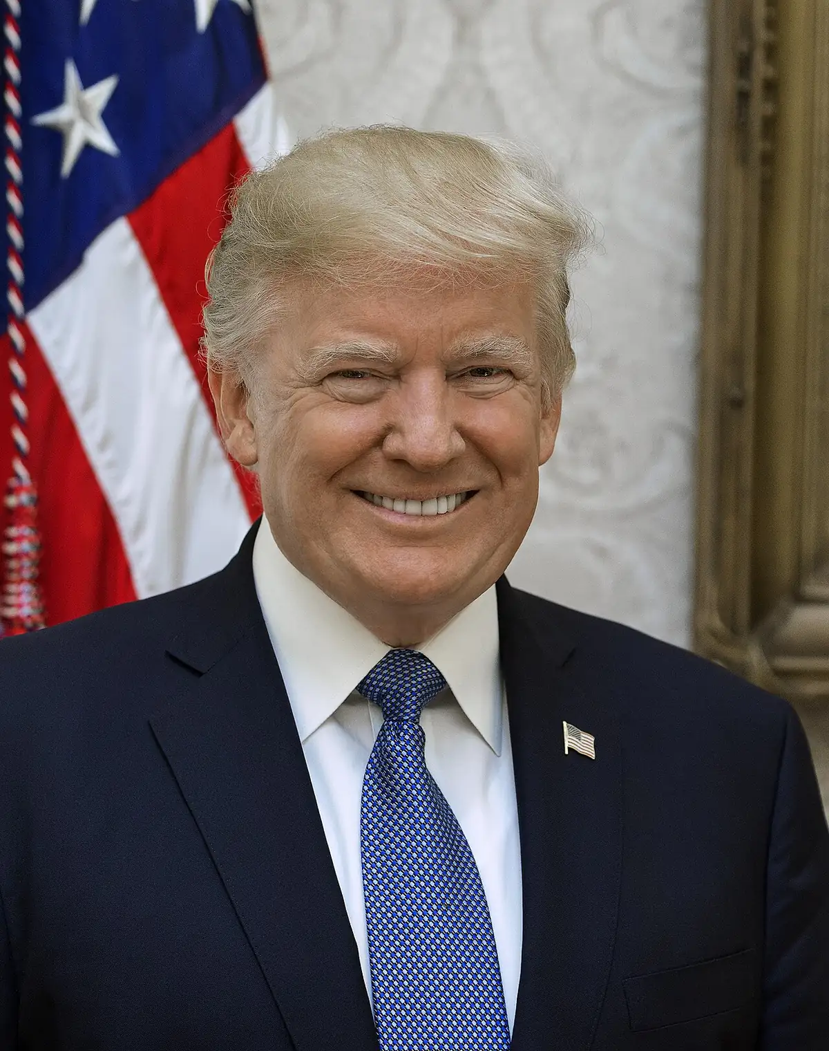 Foto de archivo de Donald Trump posando para su retrato oficial en la Casa Blanca, en Washington, el 6 de octubre de 2017. Aparece con traje y corbata, con una bandera de Estados Unidos al fondo.