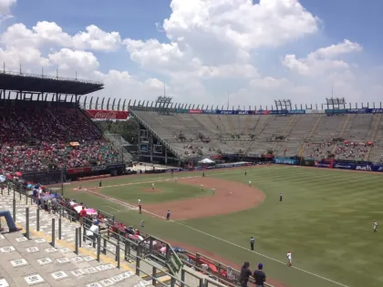 Foto de archivo del Foro Sol, actual Estadio GNP Seguros, con el campo de béisbol y las gradas visibles; tomada el 17 de agosto de 2014.